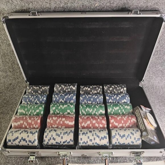 Poker Set – 400 Chips + 1 Deck + Dealer Button | Metal Case | NEW Sealed - Picture 2 of 5